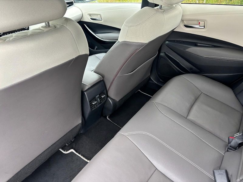 Toyota Corolla 1.8 HSD e-CVT Executive VIP - fotka 24 z 28