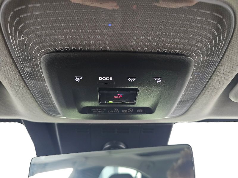Toyota Prius (2025) 2.0L PHEV 223k Prestige Skyvie - fotka 28 z 33