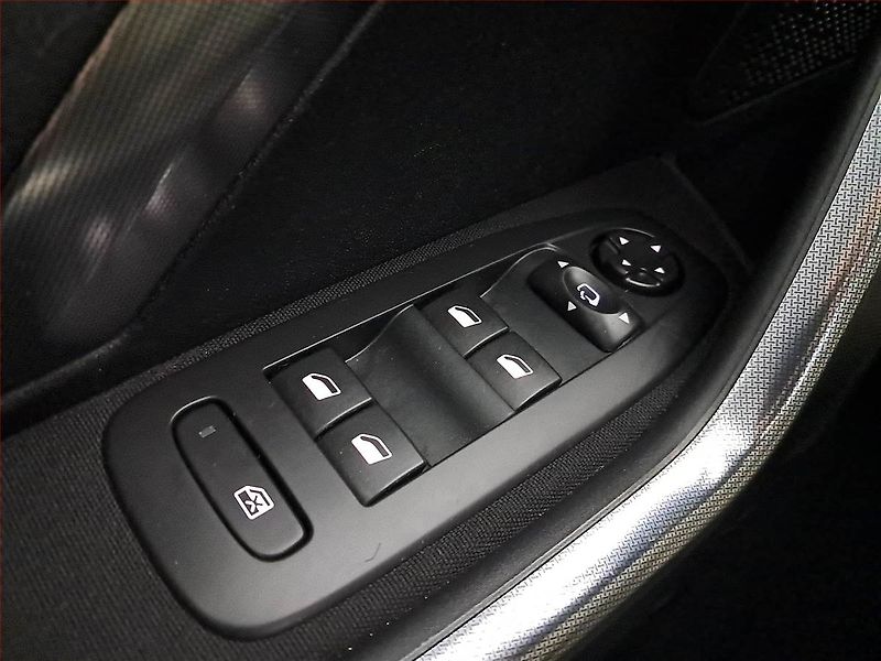 Peugeot 2008 (2016) Allure 1.2 PureTech, Automat - fotka 17 z 18