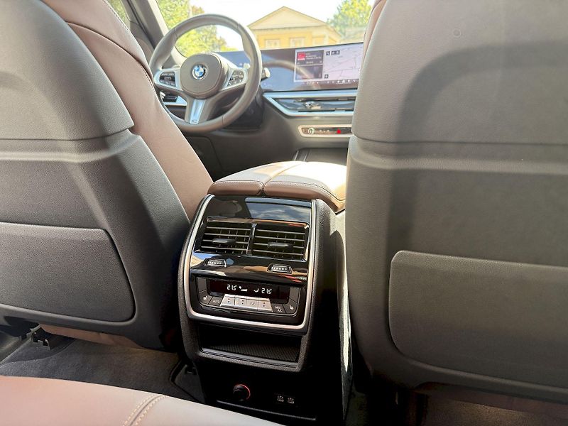 BMW X5 xDrive40d M-PRO Individual AIR - fotka 21 z 53