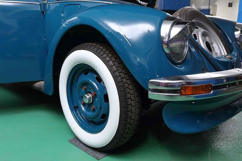 01 - Automobilový nadšenec a sběratel Jaromír Kostlivý otevřel ve Stodu u Plzně nové muzeum veteránů věnované vozům značek Volkswagen Brouk a Porsche. Návštěvníci uvidí naleštěné brouky i auta v procesu renovace, expozice čítá na 40 vozů.