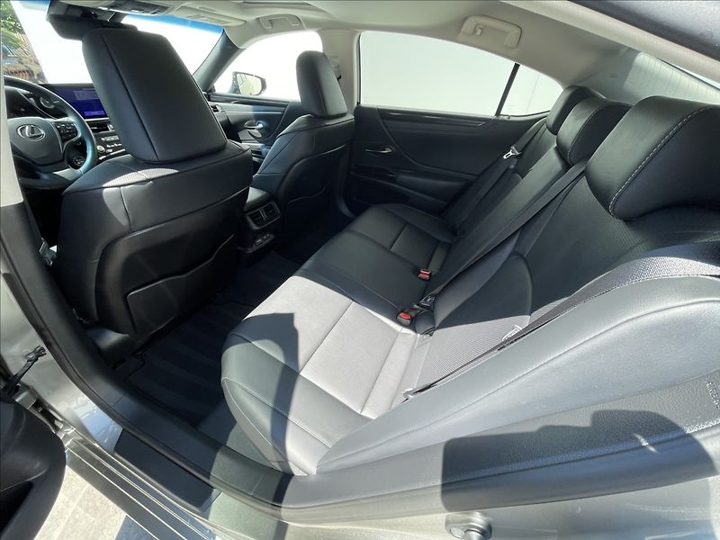 Lexus ES 300h 2,5 Business Edition - fotka 15 z 22