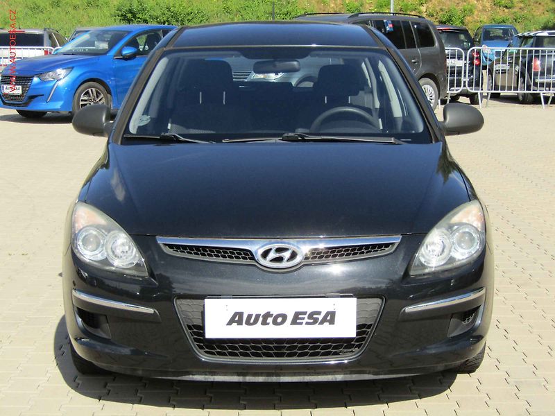 Hyundai i30 (2010) 1.4 i, AC - fotka 2 z 15