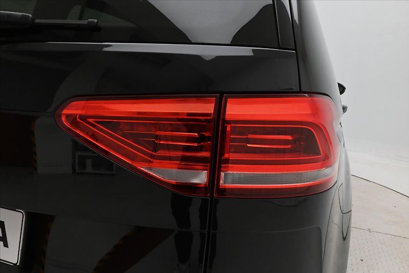 Volkswagen Touran 2,0 TDI 110kW DSG Highline 7mí - fotka 32 z 33