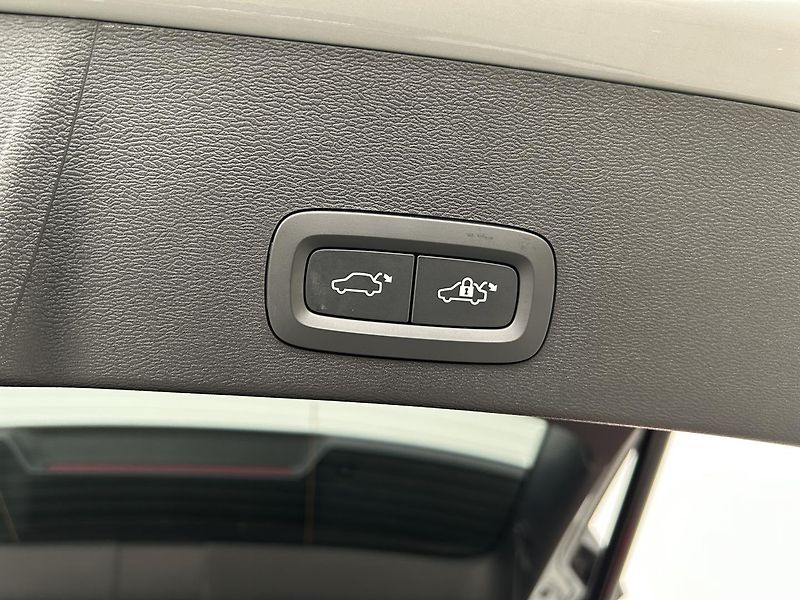 Volvo XC40 2.0 B3 CORE - fotka 27 z 28
