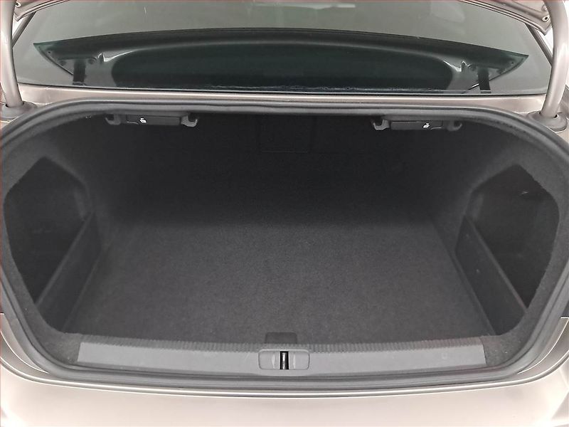Volkswagen Passat (2011) Highline 2.0 TDI, Xenony - fotka 14 z 16