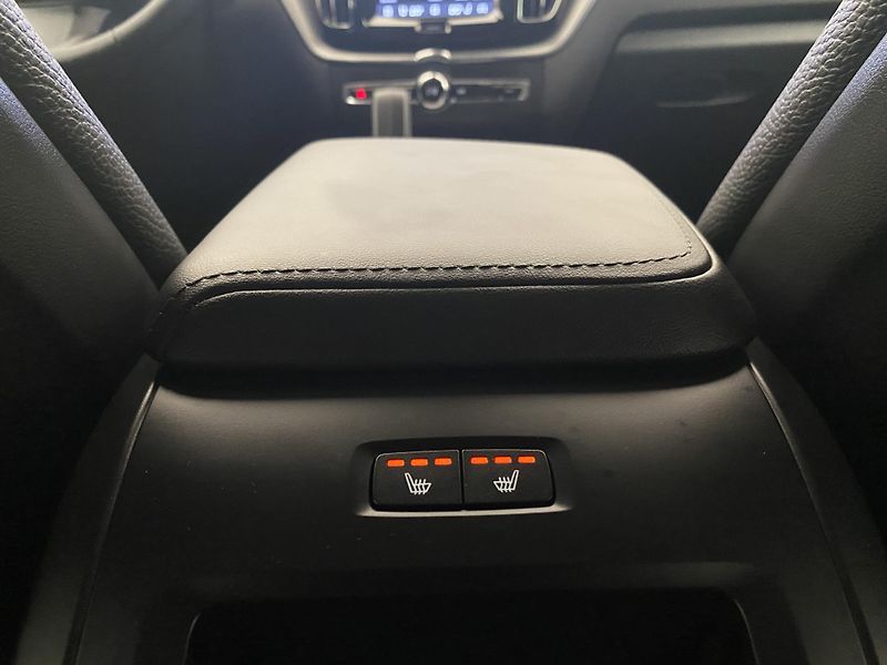Volvo XC60 B5 AWD DARK PLUS AUT - fotka 32 z 53