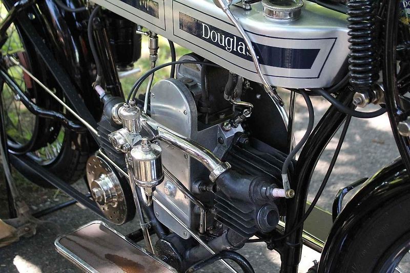 Motocykl Douglas W z roku 1917 byl k vidění na letošním, již 8. srazu historických vozidel v Litvínově na Loučkách.