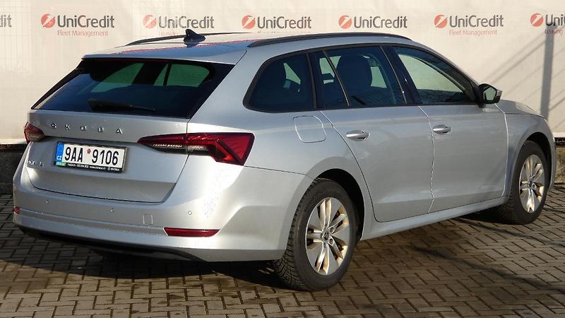 Škoda Octavia Combi 2,0 TDI Ambition - fotka 3 z 20