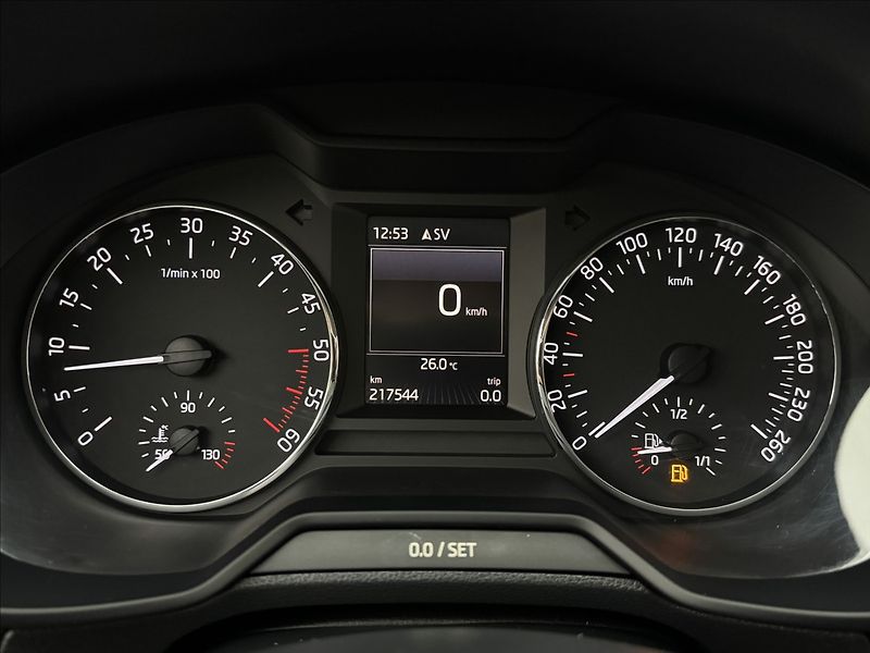 Škoda Octavia 1,6 TDi 6ST. MAN. NAVI SENZORY - fotka 13 z 33