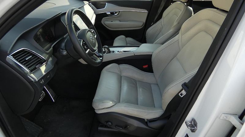 Volvo XC90 B6 AWD R-Design Auto 7 míst - fotka 17 z 26