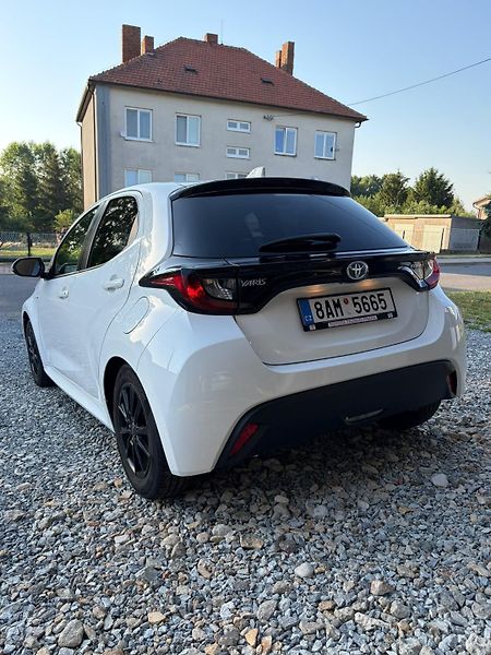 Toyota Yaris (2021) 1.5 hybrid 85kw - fotka 2 z 15