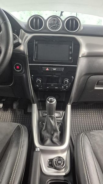 Suzuki Vitara 1.6 16V  COMFORT 4x4 - fotka 11 z 13