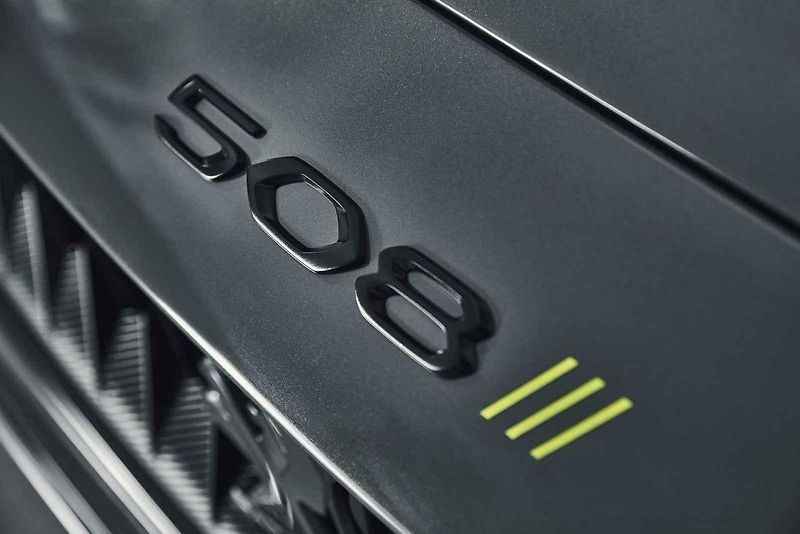 Peugeot 208 při premiéře v Ženevě ukázal naráz běžnou i elektrickou verzi