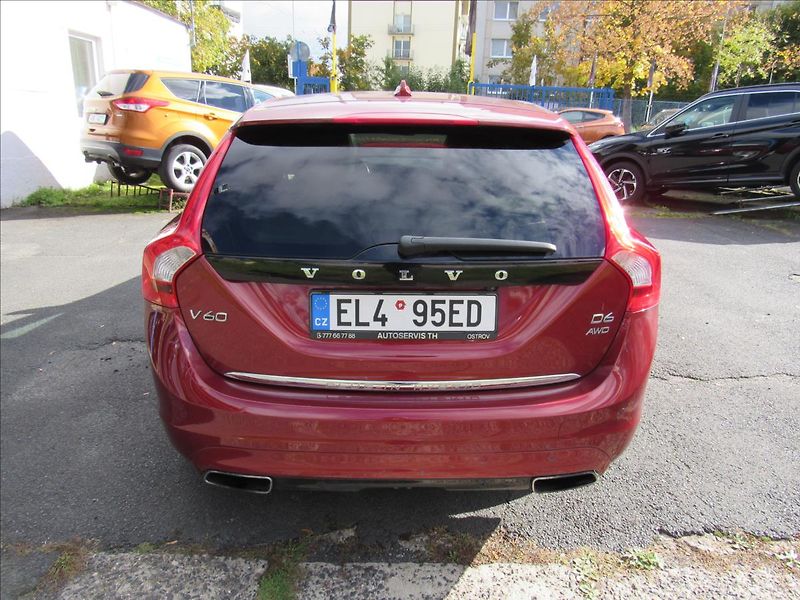 Volvo V60 2,4 D6 AWD Plug-in Hybrid - fotka 5 z 41
