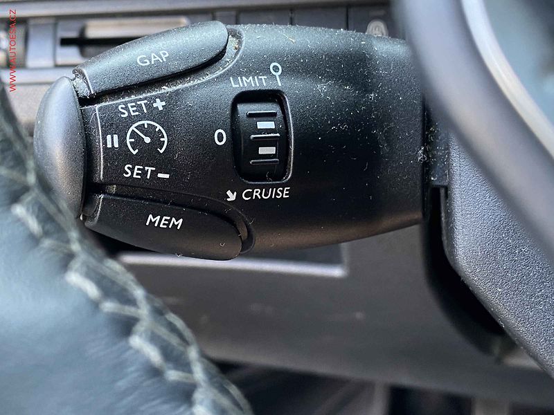 Peugeot 3008 (2019) 1.2PT, Allure, navi, kamera - fotka 13 z 17