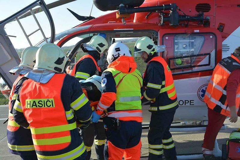 Cvičení, které mělo prověřit všechny složky Integrovaného záchranného systému při hromadné nehodě, se konalo ve středu dopoledne na nově postavené D1 u Přerova.