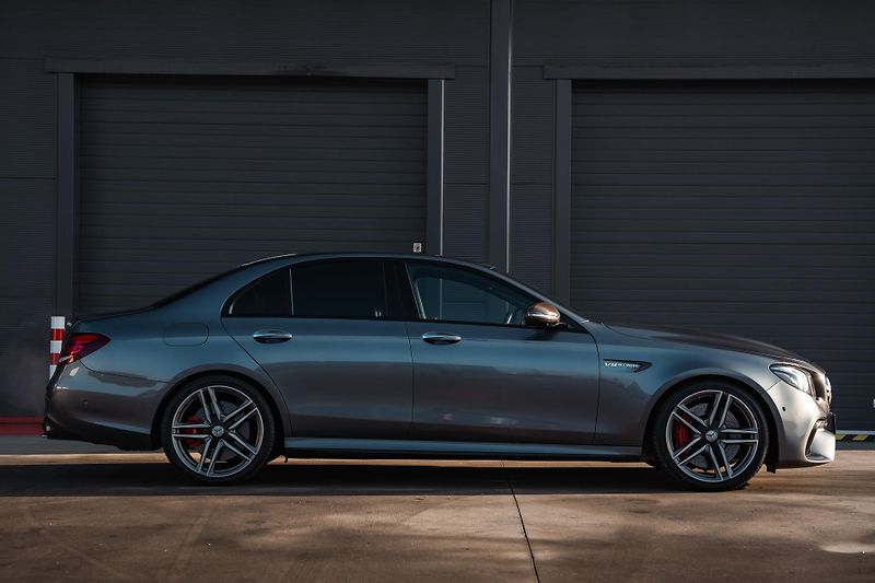 Mercedes-Benz Třídy E (2017) E63S AMG 4Matic+ V8 Biturbo - fotka 8 z 99
