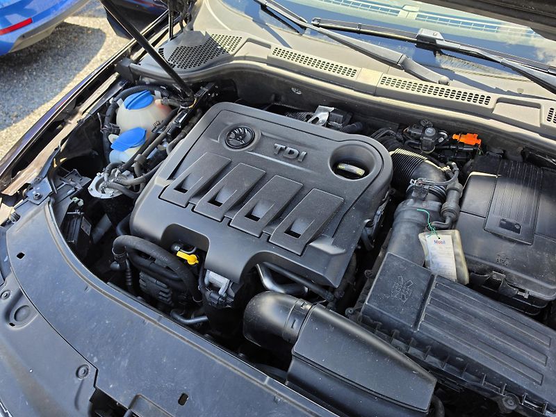 Škoda Superb 2.0 TDi DSG TZ Xenon - fotka 9 z 21