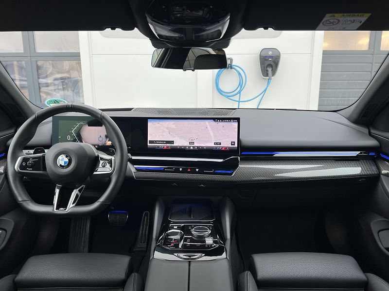 BMW Řada 5 520d xDrive Touring M-Sport - fotka 6 z 31