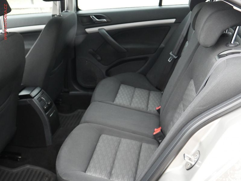 Škoda Octavia (2012) 1.2 TSI, ČR, AC, STK4/28 - fotka 10 z 16