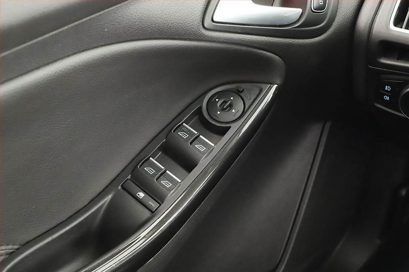 Ford Focus (2015) 1.5 EcoBoost, Xenony, Tempomat - fotka 15 z 18