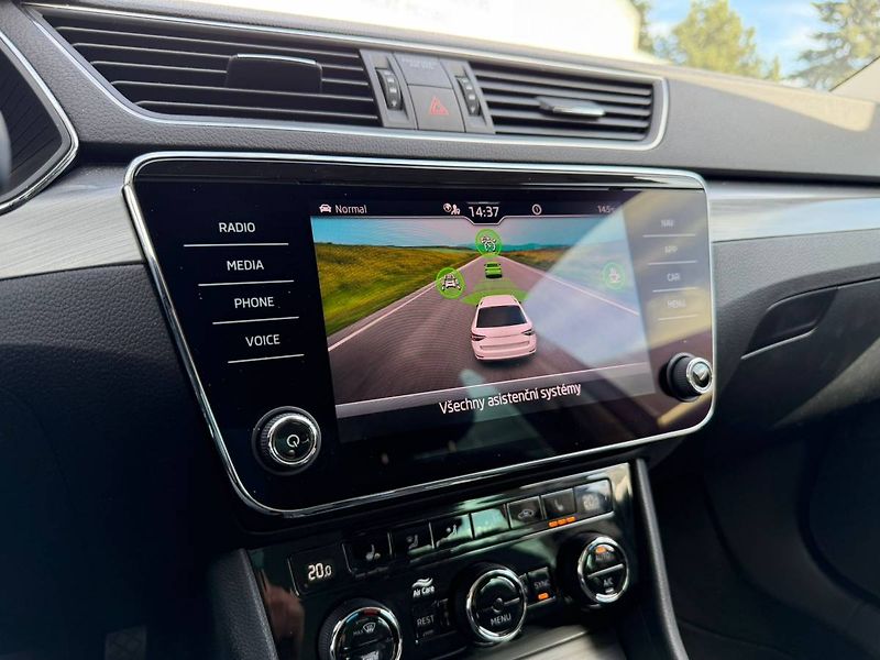 Škoda Superb combi Style Plus 2,0 TSI 140 k - fotka 23 z 32