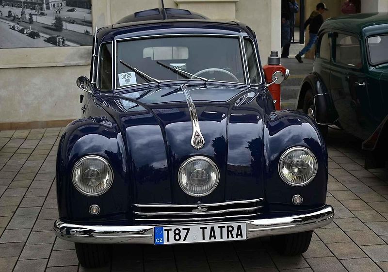Tradiční sraz autoveteránistů na náměstí T. G. Masaryka v Prostějově. 18. května 2025