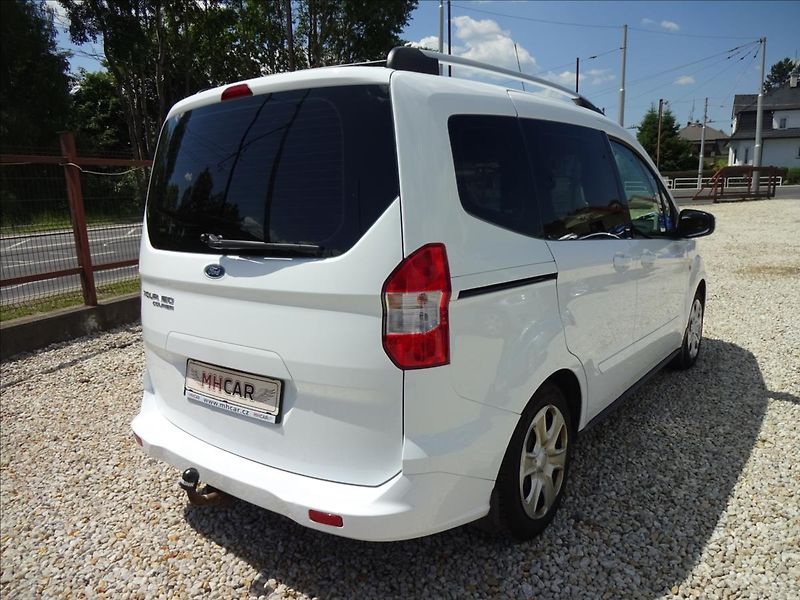 Ford Tourneo Courier 1.5 TDCI - fotka 6 z 44