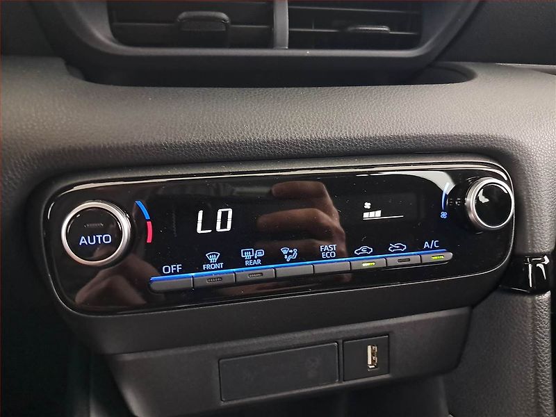 Toyota Yaris (2022) 1.5 VVT-i Hybrid, Automat - fotka 16 z 18