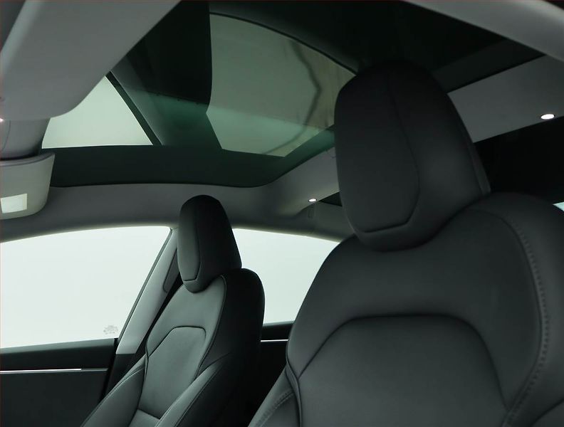 Tesla Model 3 (2024) Standard Range LFP, SoH 95% - fotka 17 z 22