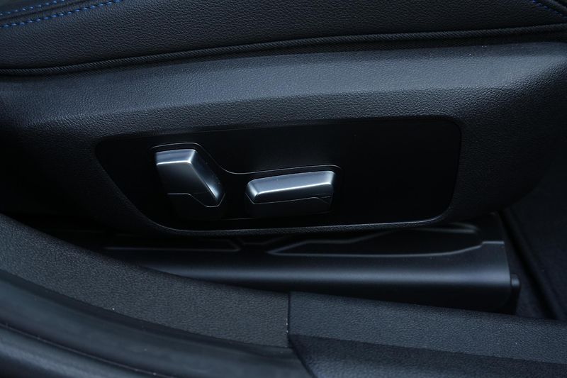 BMW Řada 3 330d xDrive, Tažné, Kamera - fotka 37 z 37