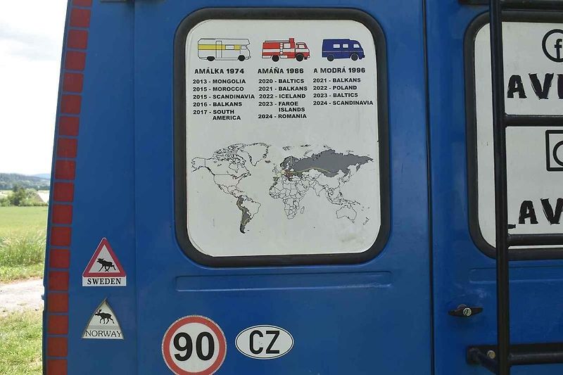 Manželé se svým cestovatelským vozem.