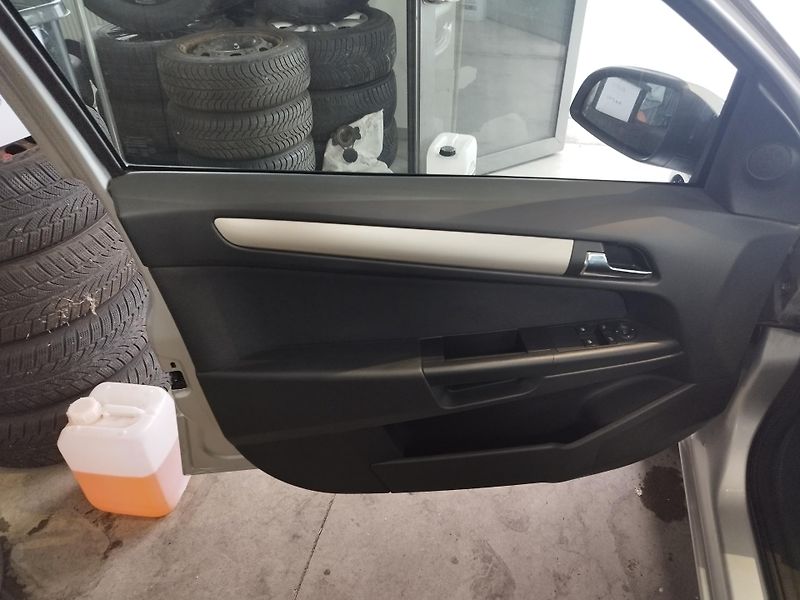 Opel Astra (2008) 1.6i,85kW,KLIM. - fotka 18 z 25