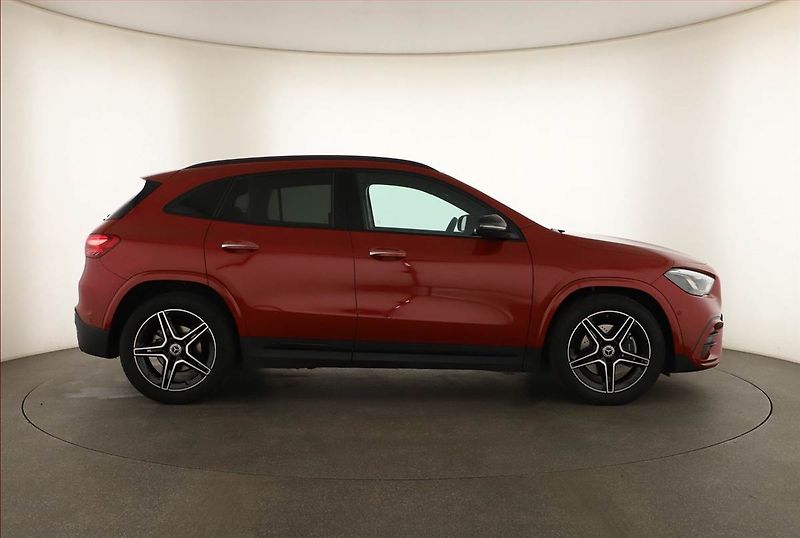 Mercedes-Benz GLA (2025) 180, AMG LINE, KEYLESS - fotka 6 z 20