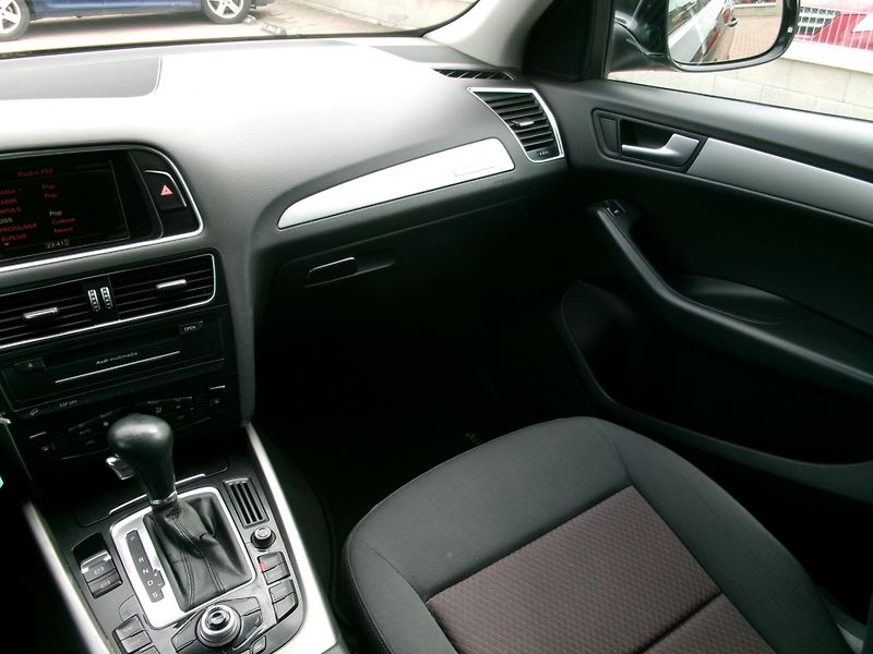 Audi Q5 (2009) 3,0TDI QUATTRO AC NAVI - fotka 14 z 28