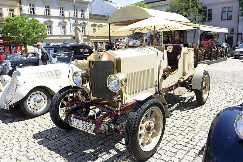 Čtyřicátý ročník Plaketové jízdy historických automobilů uspořádal kolínský Veteran Car Club.