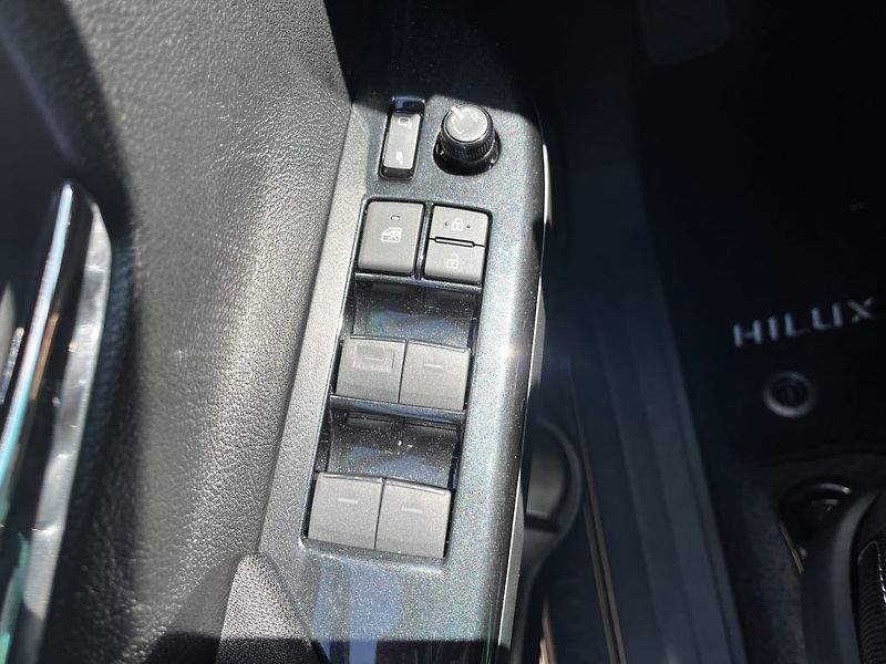 Toyota Hilux 2.8D 4x4 6AT Executive - fotka 27 z 33