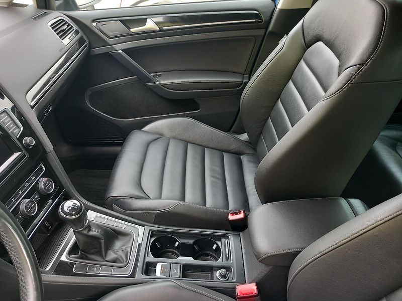 Volkswagen Golf (2013) VII 2,0TDi 110kw 1.MAJITEL - fotka 32 z 39