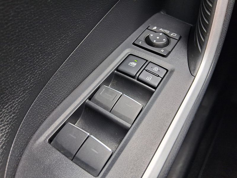 Toyota RAV4 EXECUTIVE JBL PHEV 4x4 225 kW - fotka 16 z 39