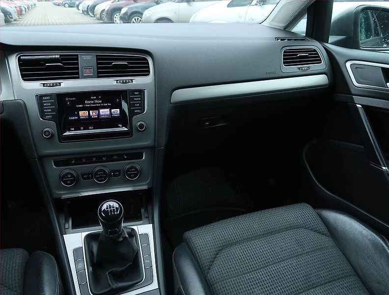 Volkswagen Golf (2014) Comfortline 2.0 TDI, Navi - fotka 8 z 15