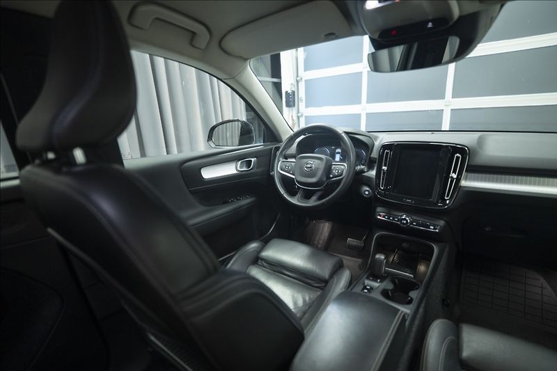 Volvo XC40 2,0 T5 AWD NAVI KAMERA TAŽNÉ - fotka 13 z 47