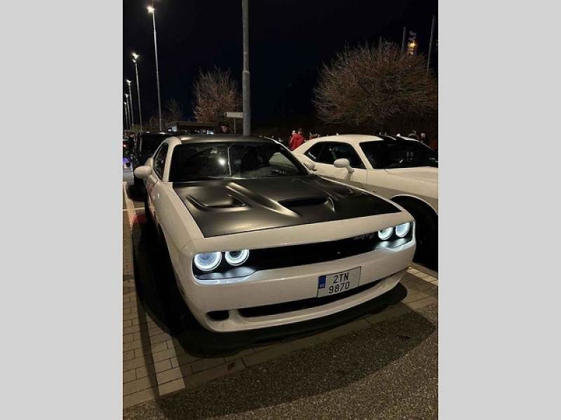 Sobotní sraz tuningových aut v Trutnově na parkovišti u obchodního centra Tesco byl pod drobnohledem Policie ČR.