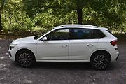 Auto z boku připomíná zvýšený hatchback