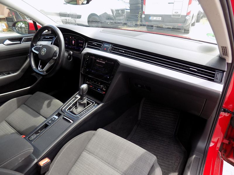 Volkswagen Passat Variant 2,0 TDI 110 KW DSG VÝHŘEV LED - fotka 29 z 43