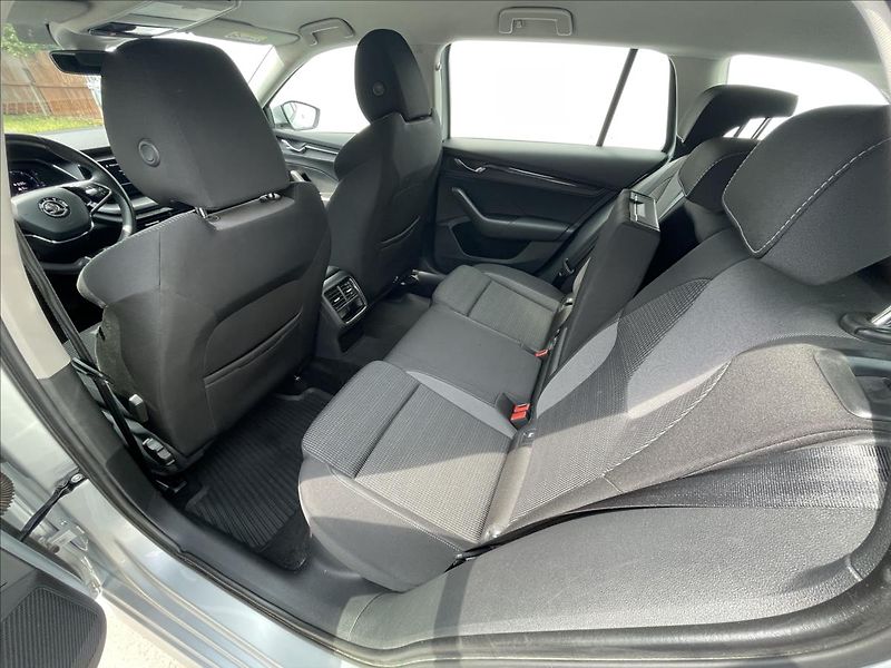 Škoda Octavia 2,0 TDI Combi Ambition Plus - fotka 16 z 21