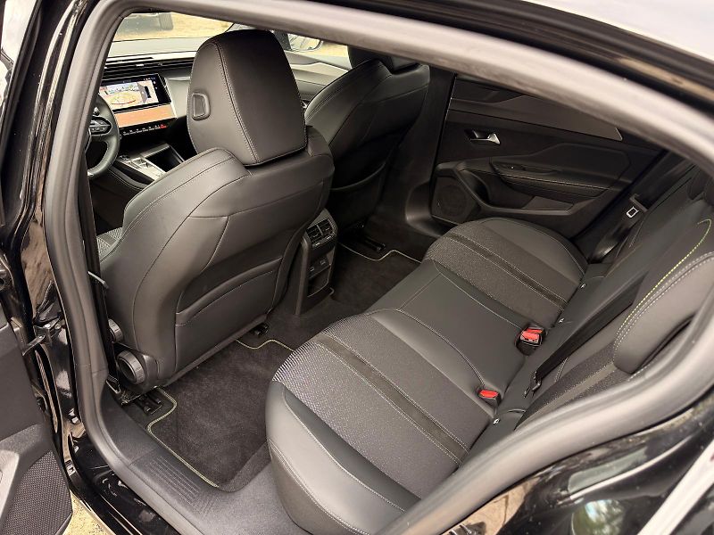 Peugeot 408 GT HYBRID 145 CH Rezervace - fotka 24 z 26