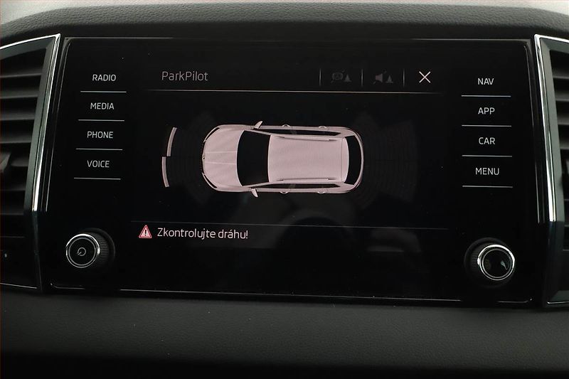 Škoda Karoq (2019) Style 1.6 TDI, Automat, Navi - fotka 15 z 21