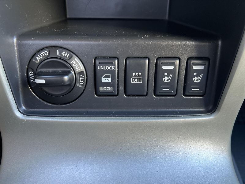 Nissan Pathfinder 2.5DCi 4x4 AUTOMAT 7MÍST  - fotka 21 z 43
