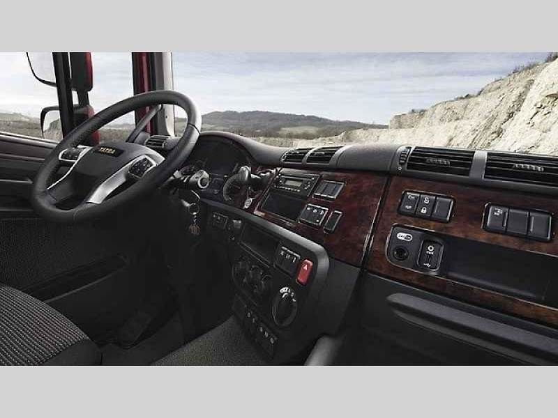 Tatra Force 8x8 – vozidlo pro přepravu potrubí.